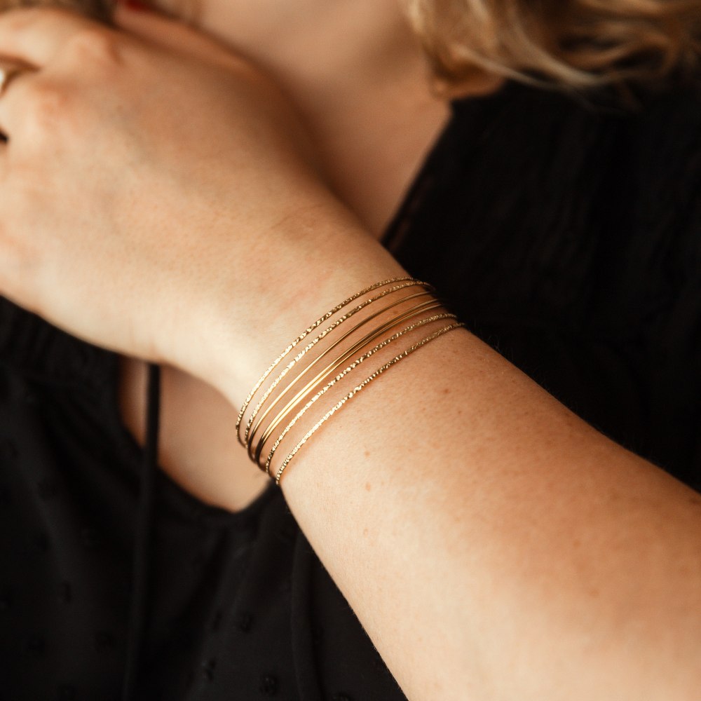 gros plan du bracelet semainier doré Aliénor porté au poignet