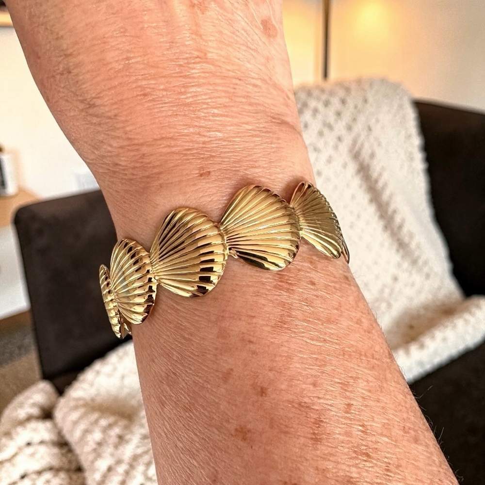 bracelet manchette coquillage Galatée en acier inoxydable doré porté au poignet
