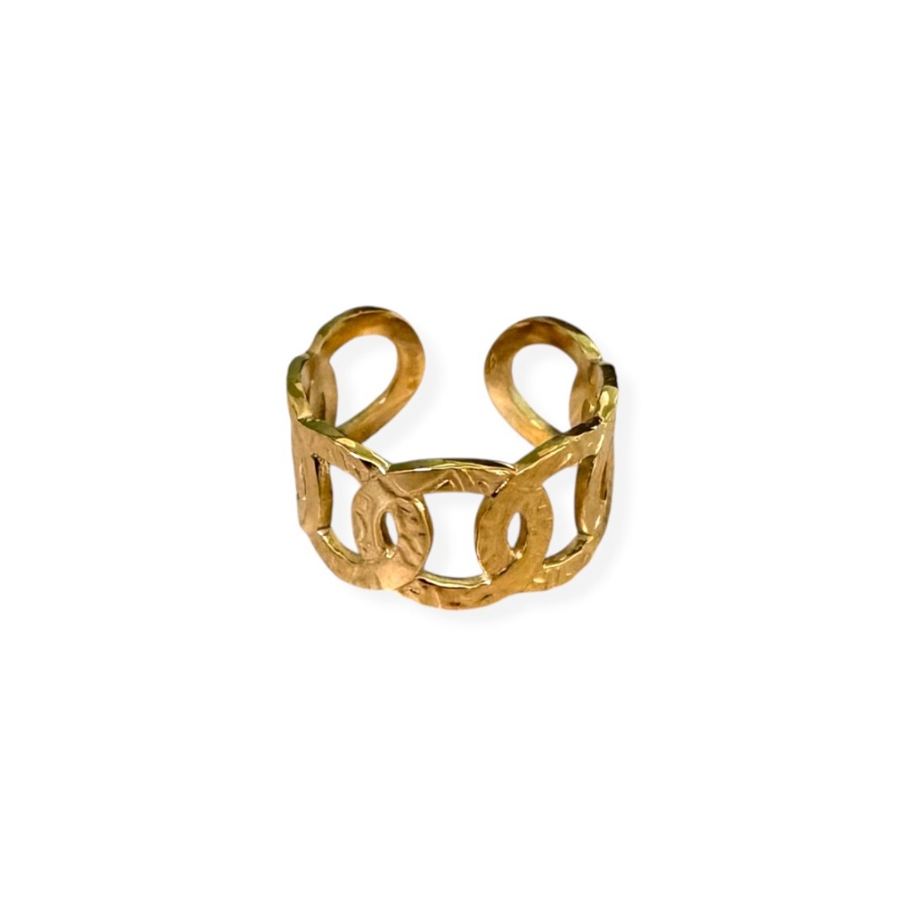 Bague maillons Nelia en acier inoxydable doré sur fond blanc