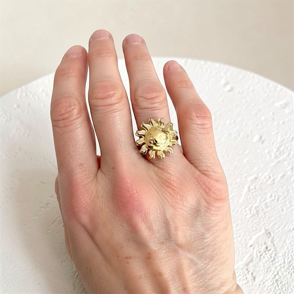 bague tournante Solis en acier inoxydable doré portée au doigt