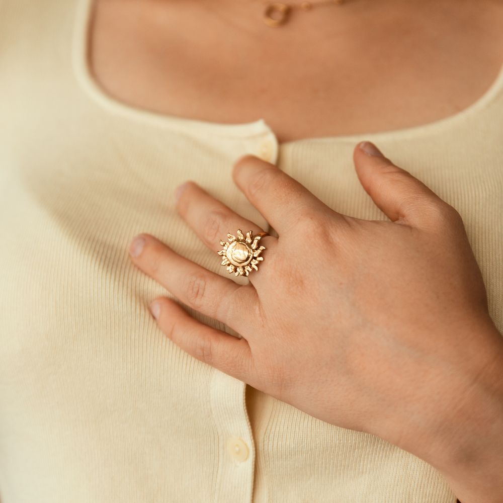 bague tournante Solis en acier inoxydable doré portée au doigt