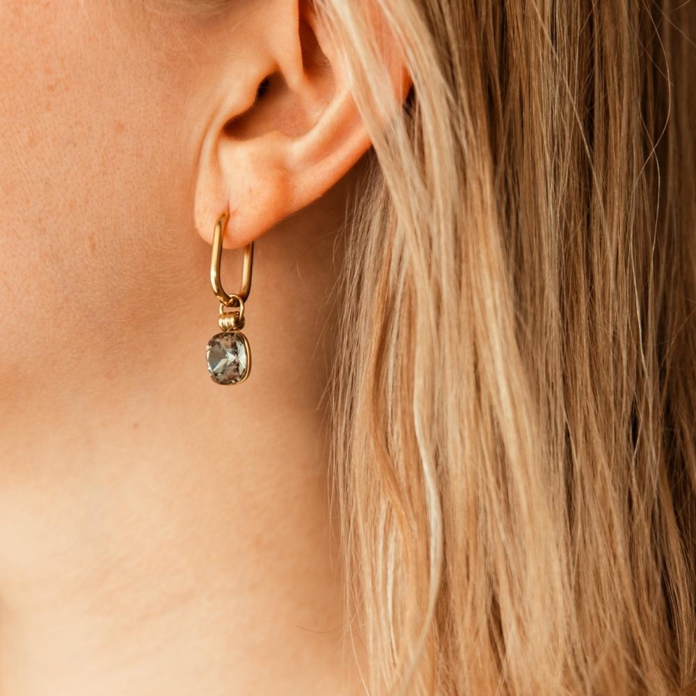 boucles doreilles Cassandre avec cristal noir facetté portées a loreille