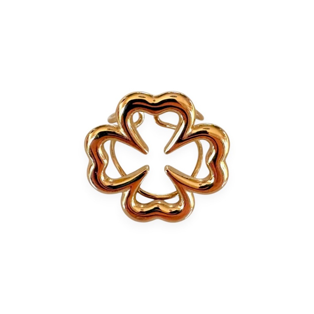 Bague trèfle Albane dorée en acier inoxydable sur fond blanc