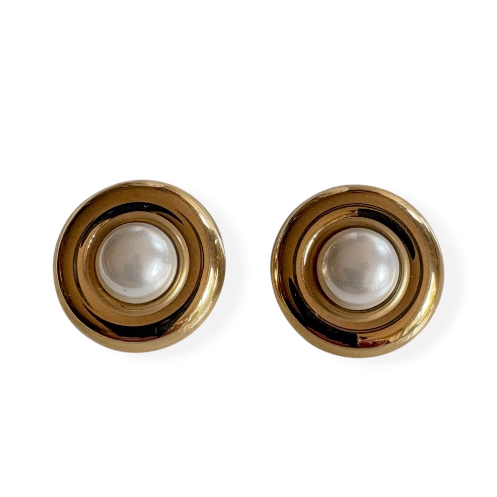 boucles d oreilles vintage Paulette dorées avec boule en résine nacrée sur fond blanc