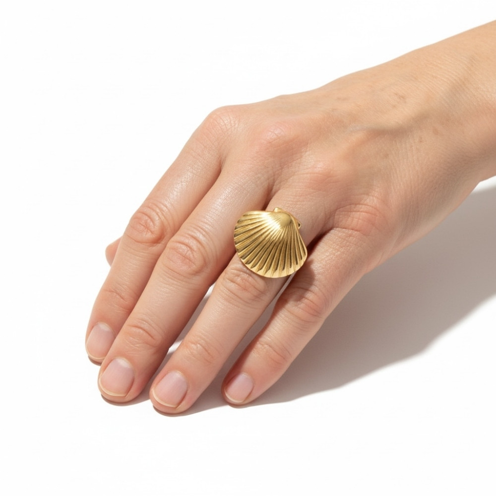 bague Alix portée au doigt