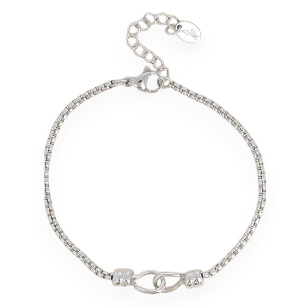 bracelet menotte Isée en acier inoxydable argenté avec petit motif central et exposé sur fond blanc