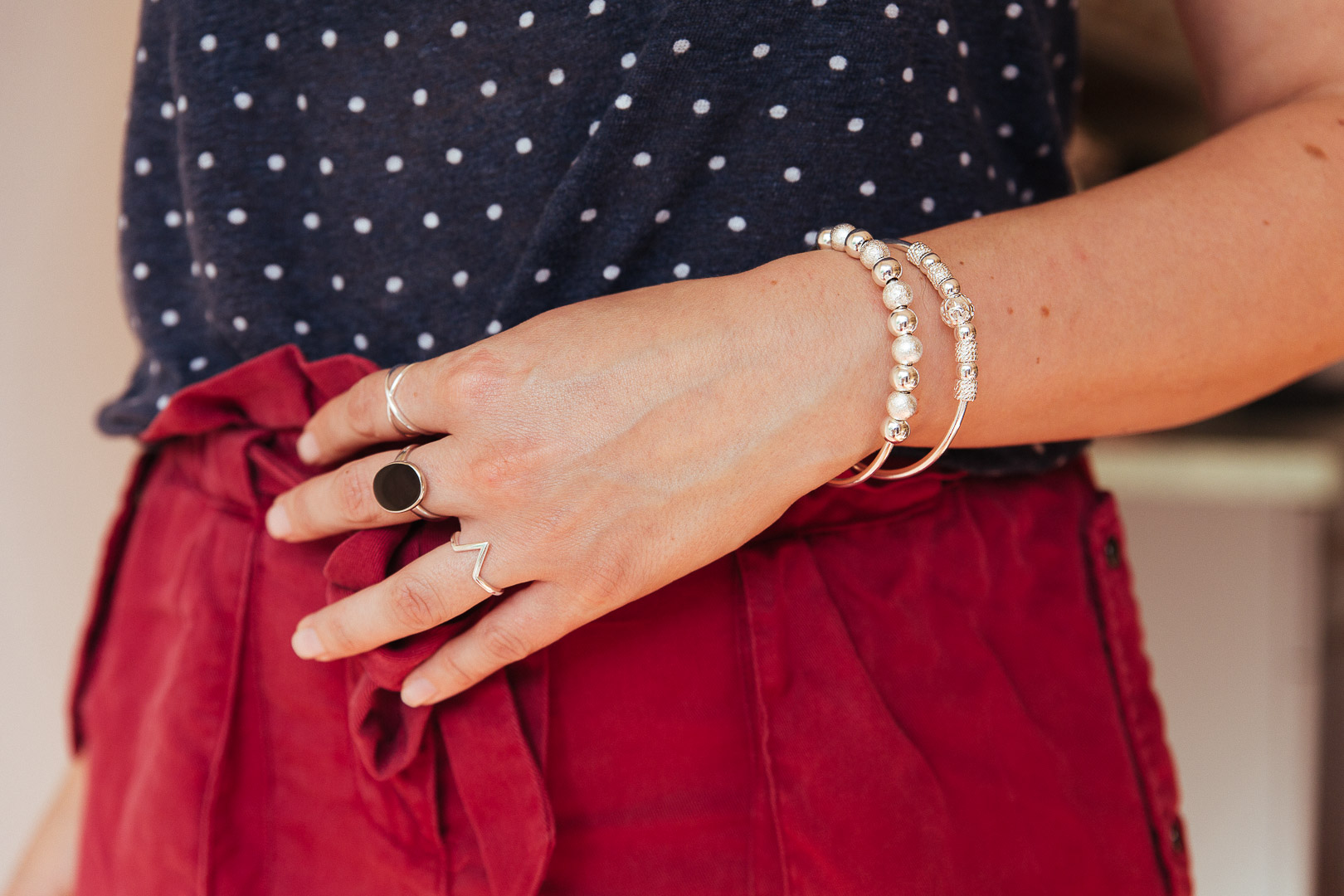 Bague Lola croisée femme portée avec autres bagues et bracelets argentess
