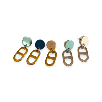 boucles oreilles nacre pendantes cinq modeles argentes dores exposes fond blanc angele
