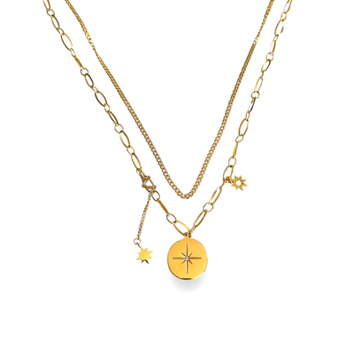 collier double dore expose fond blanc claire