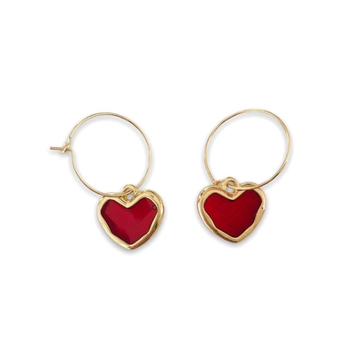 boucles oreilles coeur rouge dorees exposees fond blanc colette