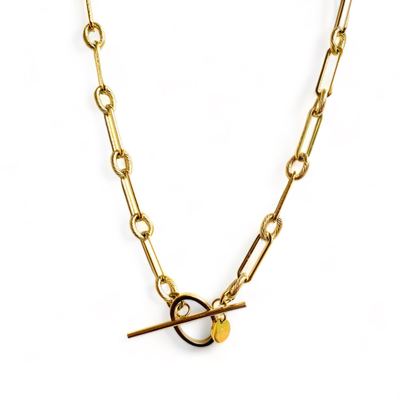 collier fermoir toggle avec petits et grands maillons pendentif ovale creux expose fond blanc lara