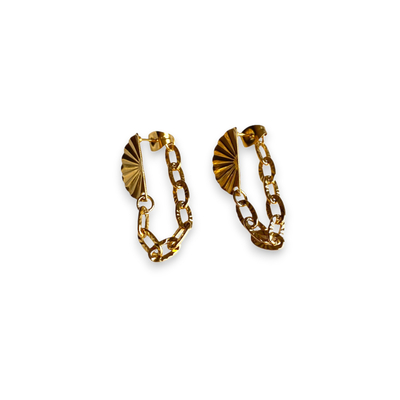 boucles d oreilles originales dorees demi cercle texture et chainette portees oreille gauche thelma