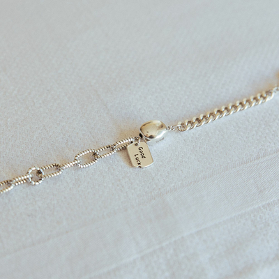 bracelet tendance femme avec deux tailles de maillons avec breloque argentee et pendentif bonne chance expose maelle