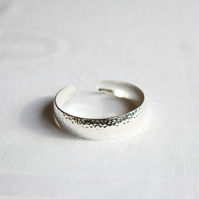 bracelet jonc martele en plaqué argent large et ajustable expose fond blanc romy