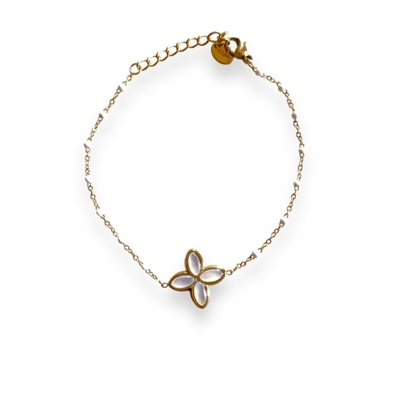 bracelet et son pendentif trefle 4 feuilles en nacre avec chaine perles emaillees en acier inoxydable dore expose sur fond blanc paola