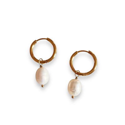 creoles perles blanches modele avec anneau dore et perle eau douce nacree mise en valeur fond blanc maia