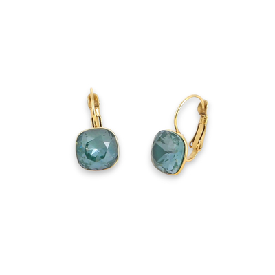 boucle d oreille cristal vert carre et doree avec monture dormeuse exposee fond blanc camelia
