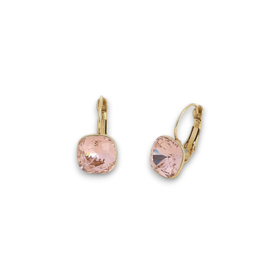 boucle d oreille cristal rose vintage carree en acier inoxydable dore montee sur fermoir dormeuse et exposee fond blanc cerise
