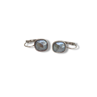 boucle oreille cristal gris acier carre avec monture dormeuse confortable et securisee mise en valeur sur fond blanc izia