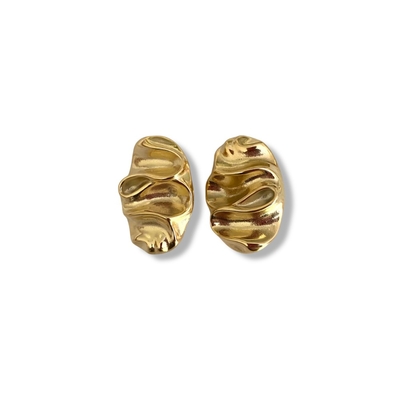 boucle d oreille clips vintage emy ovale et ondulee en acier dore et de taille audacieuse expose sur fond blanc