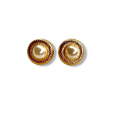 boucle oreille clip perle doree et texturee avec boule de resine nacree au centre exposee sur fond blanc anouk