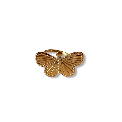 bague avec papillon en acier inoxydable dore vue de face reglable et avec grand motif expose fond blanc ophelie