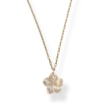 collier fleur blanche nacree sur fine chaine en acier dore expose sur fond blanc fiora