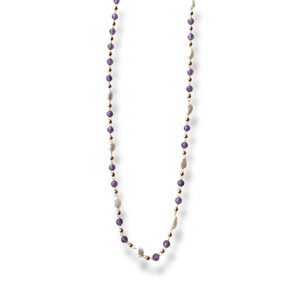 collier pierre amethyste avec perles eau douce et petites boules acier dore expose fond blanc jaia