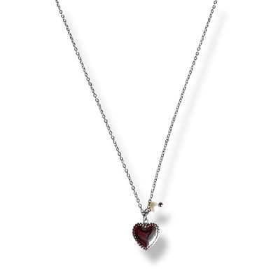 collier coeur acier inoxydable talia intemporel et symbolique avec petite perle et motif milgrain sur le contour du coeur expose fond blanc