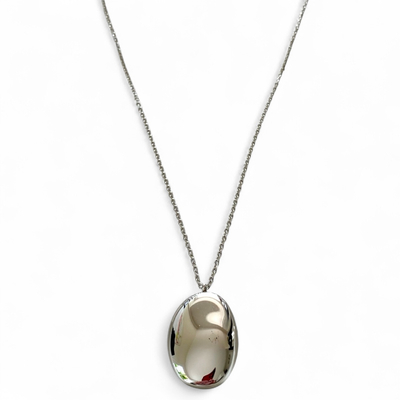 collier long en acier inoxydable elegant avec pendentif audacieux et lisse sur les deux faces mis en valeur sur fond blanc ariane