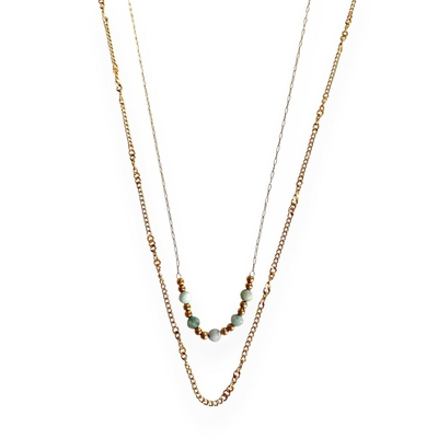 collier amazonite 2 rangées en acier inoxydable dore avec des perles vertes et dorees et mis en valeur sur fond blanc liora