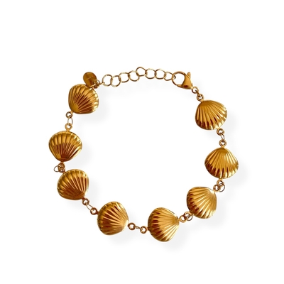 bracelet coquillage femme en acier dore expose sur fond blanc margaux