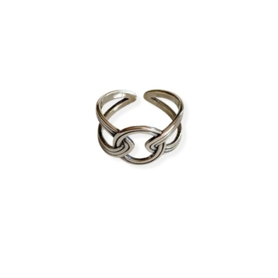 bague entrelacee fabriquee en argent a ajuster et mise en valeur sur fond blanc noelie