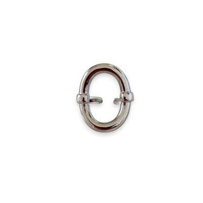 bague epaisse en acier inoxydable et de forme ovale creuse ajustable et audacieuse mise en valeur sur fond blanc et vue de face berenice