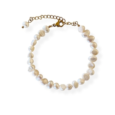 bracelet perle d eau douce nerina sur cordon avec perles irregulieres uniques et chainette et fermoir en acier inoxydable dore
