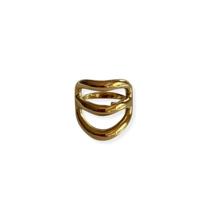 grosse bague en acier inoxydable doree reglable imposante et elegante exposee sur fond blanc daisy