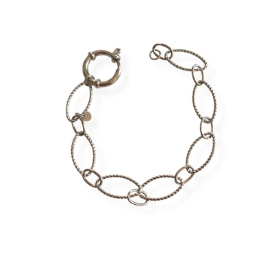 bracelet acier inoxydable avec maillons ovales marteles et petits maillons lisses expose fond blanc audrey