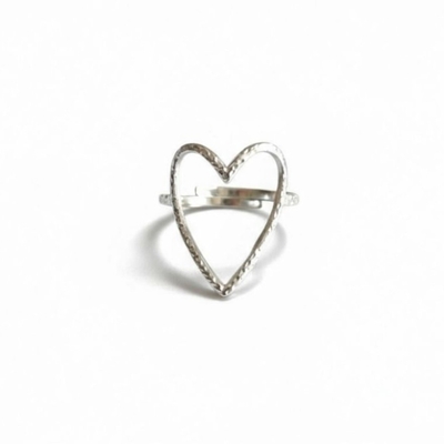 bague martelee coeur argentee en acier inoxydable reglable et tendance exposee fond blanc ingrid