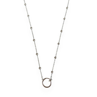 collier charms acier inoxydable avec fermoir pratique en pendentif circulaire expose sur fond blanc lia