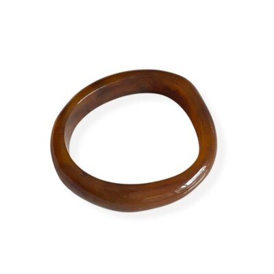Bracelet en résine marron Olga présenté sur fond blanc