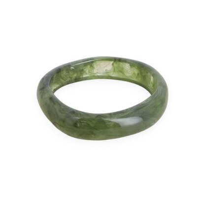 Bracelet resine vert Candice en forme manchette, modele ferme a l aspect irregulier presente sur fond blanc