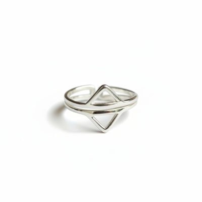 bague geometrique iris en argent double anneau avec petits triangles vue fond blanc