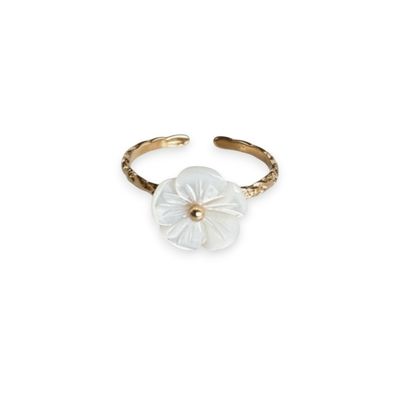 Bague fleur blanche isaline ajustable en nacre et acier inoxydable doree sur fond blanc