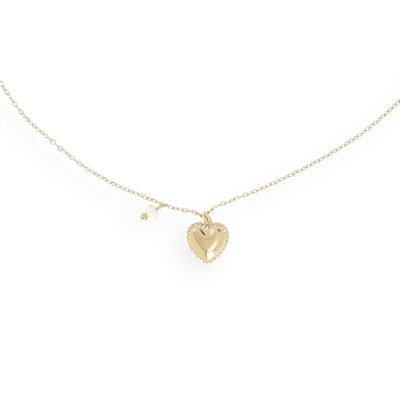 collier pendentif coeur aimée en acier doré avec perle et contours milgrain expose sur fond blanc