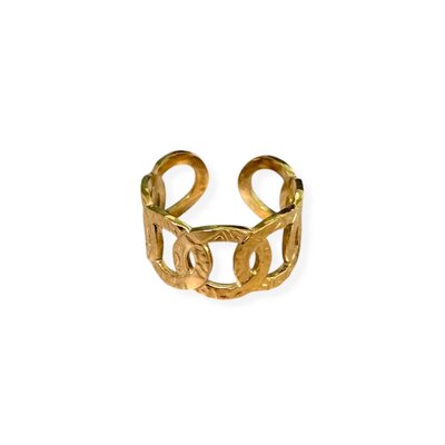 Bague maillons Nelia en acier inoxydable doré sur fond blanc