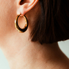 boucles d oreilles creoles fantaisie plus epaisse en bas coloris dore portee profil gauche suzon