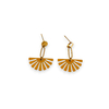 boucles d oreilles forme eventail et anneau trombone acier inoxydable dore exposees fond blanc suzanne