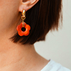 creoles pendentif fleur en résine et acier dore coloris terracota portee oreille gauche elise