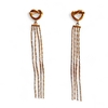 boucles d oreilles chaines pendantes en acier inoxydable dore exposees fond blanc paloma