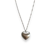 sautoir-coeur-minimaliste-en-acier-inoxydable-argente-mis-en-valeur-sur-fond-blanc-isadora